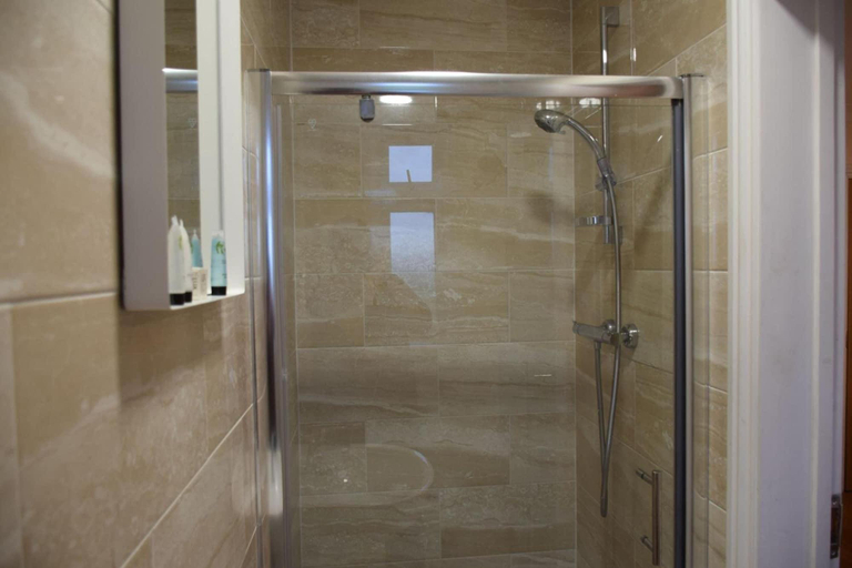 Bathroom 4, The Bell and Bottle, Windsor and Maidenhead