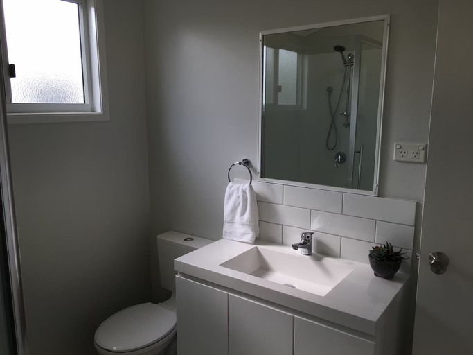 Bathroom, Longreach Apartments, Longreach