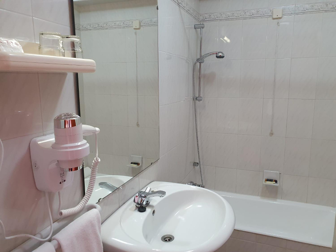 Bathroom 3, Hotel Peninsular, Leiria