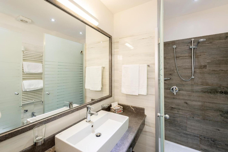 Bathroom 5, Garda Suite Hotel, Brescia