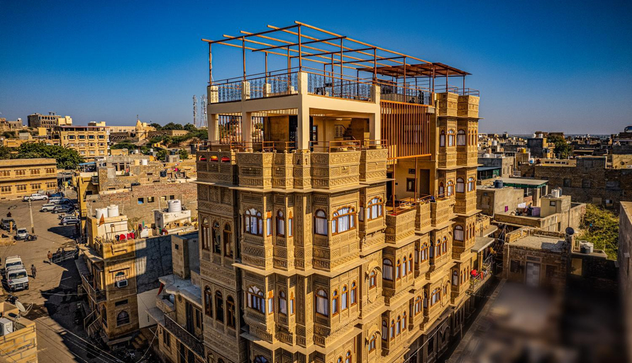 Exterior & Views