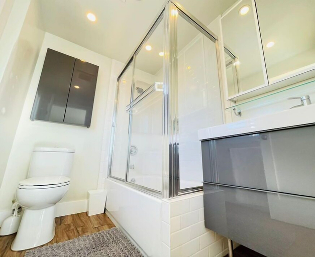 Bathroom, 12B Venice Beach Access Stay, Los Angeles