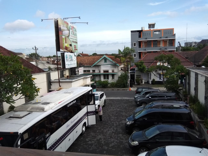 Exterior & Views 13