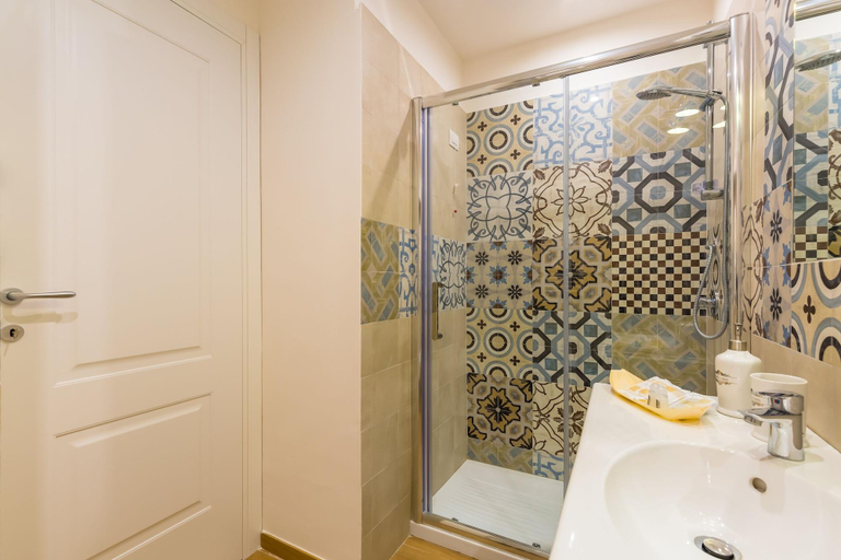 Bathroom 5, La Gatta Cenerentola Rooms, Napoli