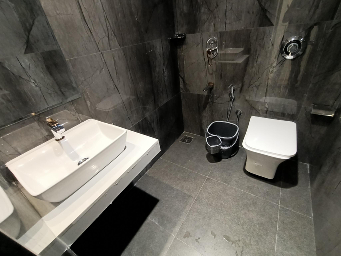 Bathroom 3, Hotel Beverly Palace Sanatacruz, Mumbai Suburban