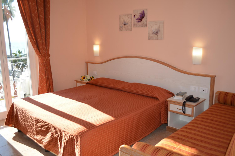 Bedroom 2, Hotel Moresco, Savona