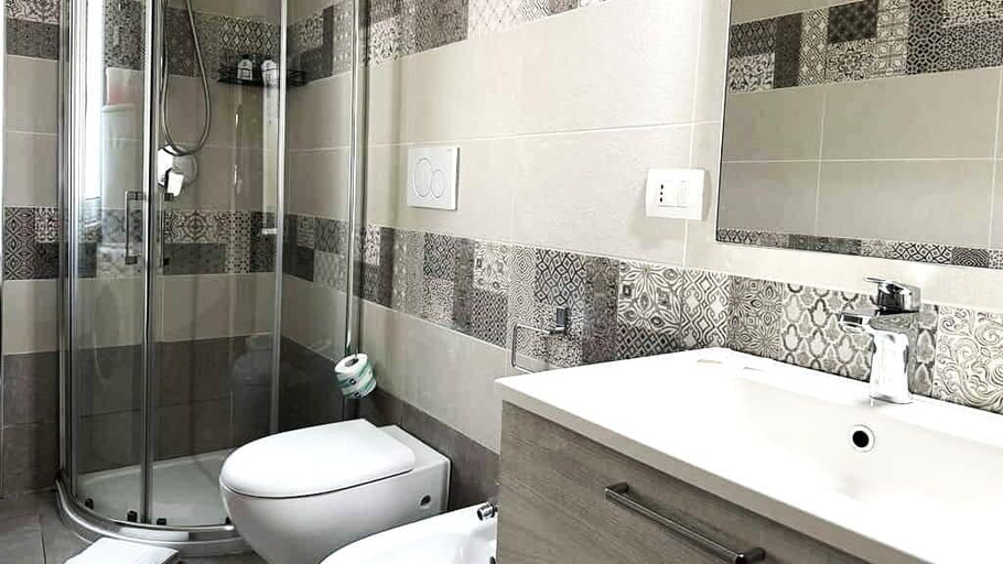Bathroom 3, Suite&Chic Apartment, Bari