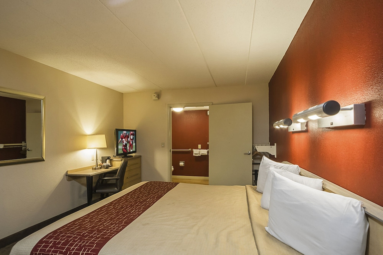 Bedroom 3, Red Roof Inn Indianapolis North - College Park, Indianapolis