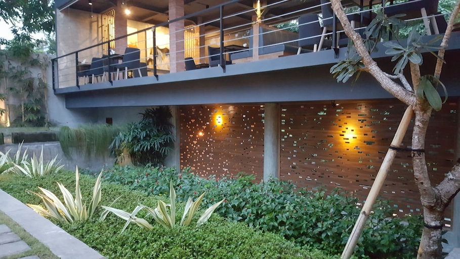 Exterior & Views