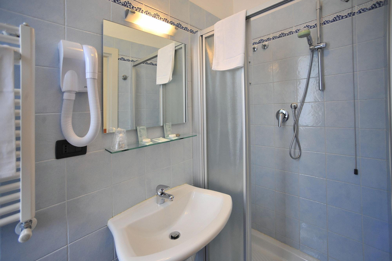 Bathroom 4, Riviera Blu, Pisa