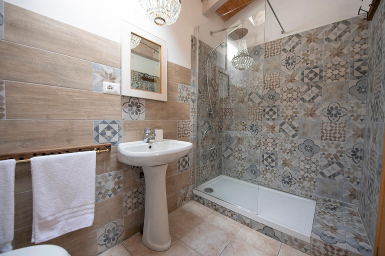 Bedroom 3, 203 - Camera The Cherry House, con giardino e Piscina, La Spezia