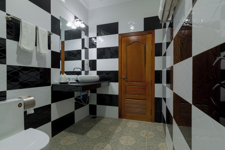 Bathroom 3, Villa Phum Khnar, Siem Reap