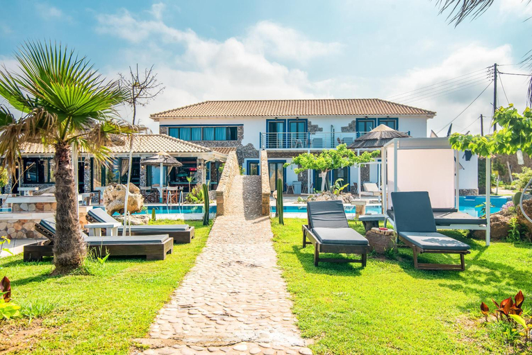 Exterior & Views