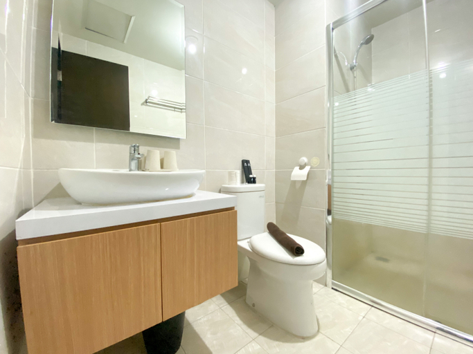 Bathroom 5, Exclusive and Comfortable 1BR Apartment Mustika Golf Residence By Travelio, Cikarang