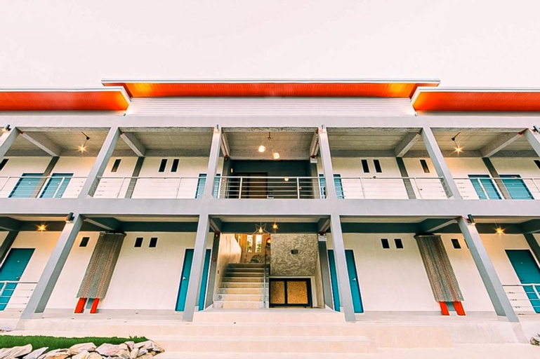 Exterior & Views 28
