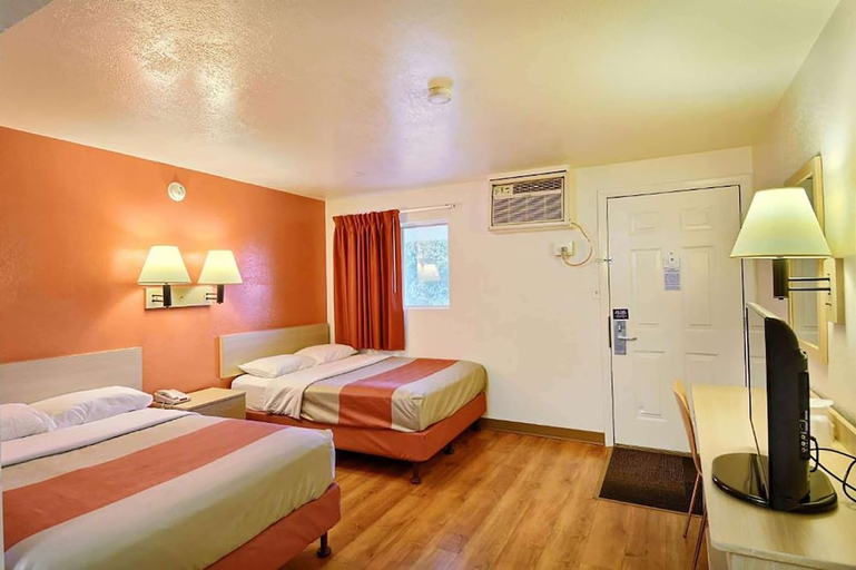 Bedroom 2, Travelodge by Wyndham Brattleboro VT, Windham