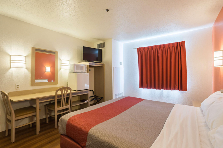 Bedroom 3, Motel 6 Dale, Spencer