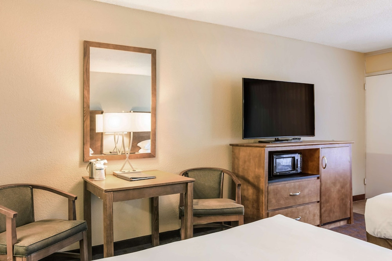 Bedroom 2, Red Lion Inn & Suites Branson, Taney