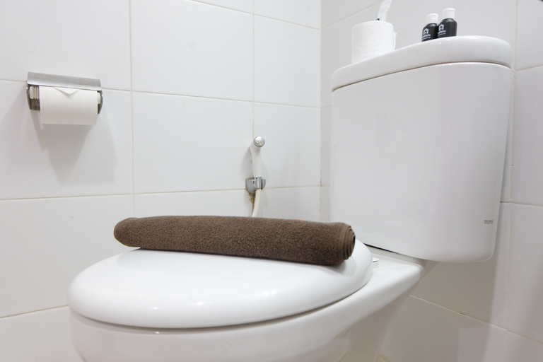 Bathroom 5, Modern Designed and Strategic Studio Room at Beverly Dago Apartment By Travelio, Bandung