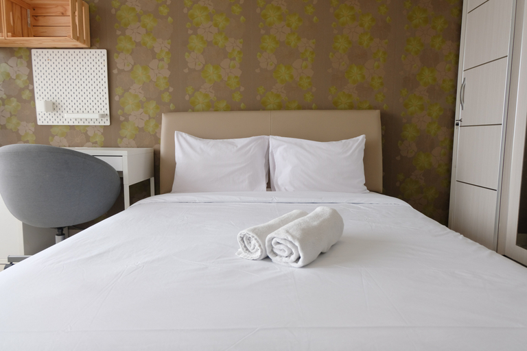 Bedroom 2, Modern Designed and Strategic Studio Room at Beverly Dago Apartment By Travelio, Bandung