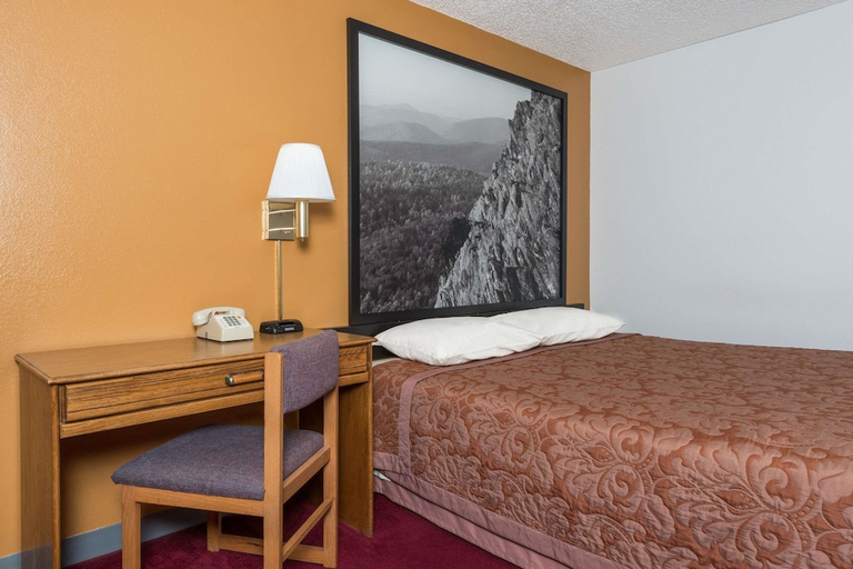 Bedroom 2, Super 8 by Wyndham Front Royal, Warren