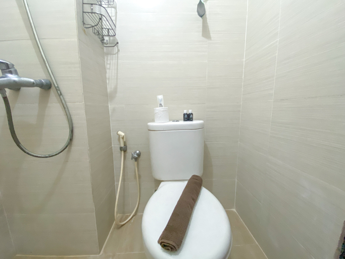Bathroom 5, Minimalist 2BR with Pool View at Gateway Pasteur Apartent By Travelio, Bandung