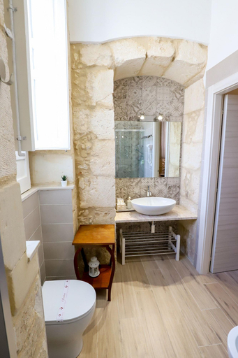Bathroom 5, La Sicilia in un sogno, Syracuse