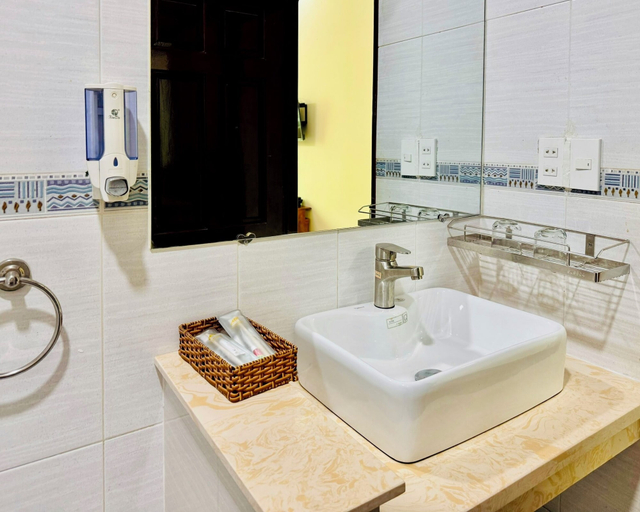 Bathroom 3, Duc Phuc Hotel, Ho Chi Minh City