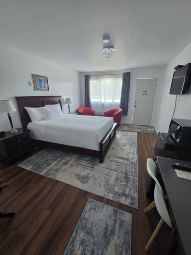 Bedroom 5, White Fang Motel, Algoma