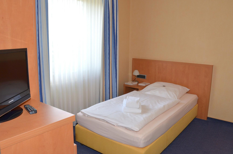 Bedroom 3, laVital Sport- & Wellness Hotel, Gifhorn