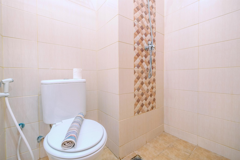 Bathroom 5, Comfortable and Tidy Studio at Dave Apartment By Travelio, Depok