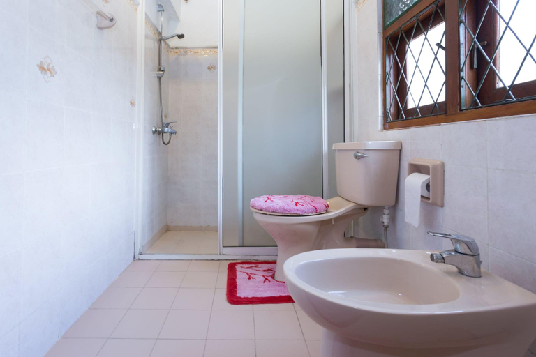 Bathroom 4, Tamarind Tree Inn, K.F.G. & G. Korale