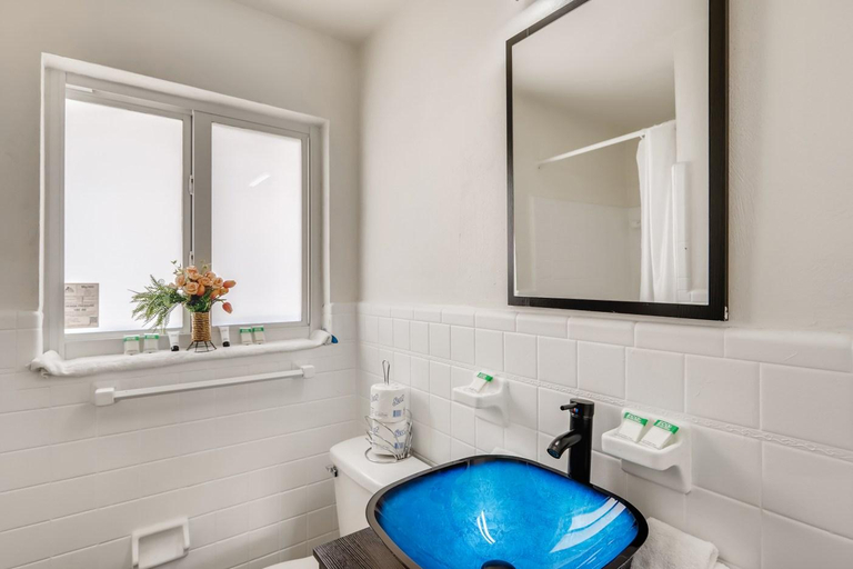 Bathroom 4, Coral Sands, Palm Beach