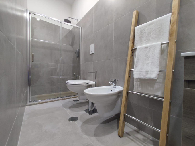 Bathroom 3, Casa Patou, Benevento