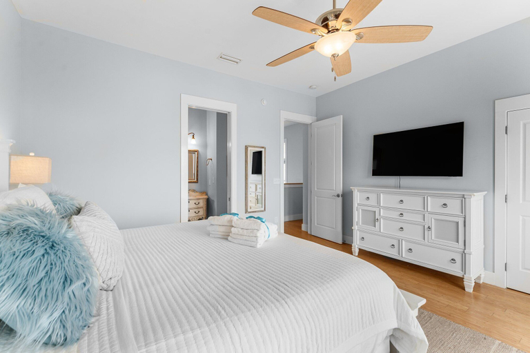 Bedroom 3, Beach Bay Getaway! Bayfront 4BR 4BA House Sleeps 12 Private Pool Boat Dock, Bay