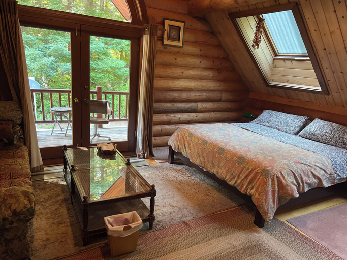 Bedroom 3, Redwood Log Cabin, Del Norte