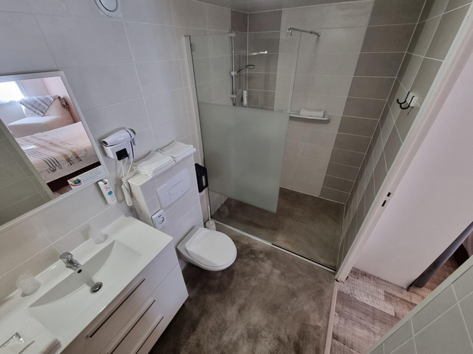 Bathroom 3, Hôtel Les Atlantes, Charente-Maritime