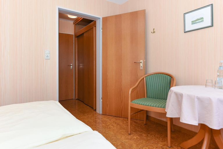 Bedroom 2, Hotel-Pension Stortebeker, Wittmund