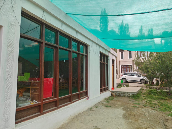 Exterior & Views