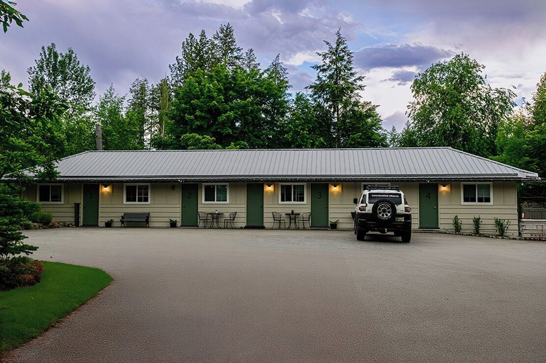 Exterior & Views 2, Barefoot Villas Room 3 Blue Jay, Kootenay Boundary
