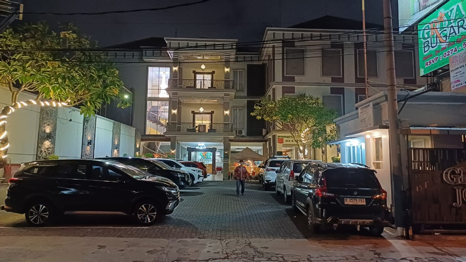 Exterior & Views 12