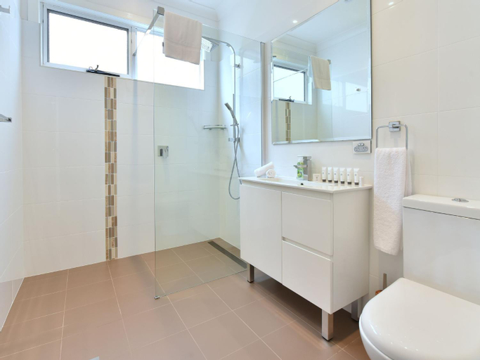 Bedroom 4, Coal Point Absolute Waterfront, Lake Macquarie - West