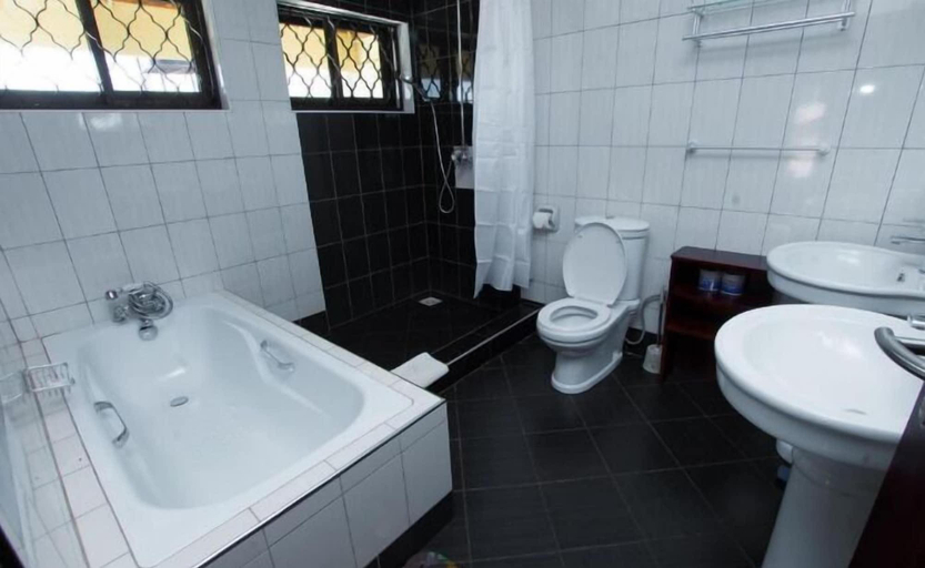 Bathroom 5, Airport Hotel Entebbe, Busiiro