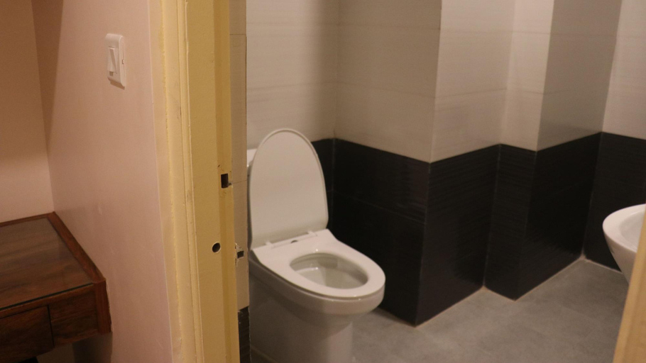 Bathroom 4, Hotel Tapas, Bagmati