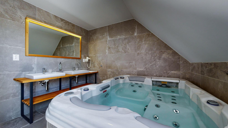 Bathroom 4, Maladinovo, Liptovský Mikuláš