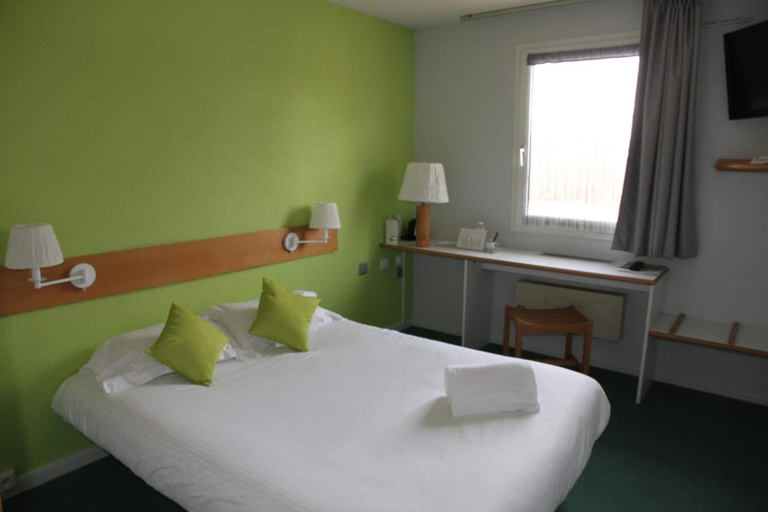 Bedroom 3, Forest Hotel, Ain