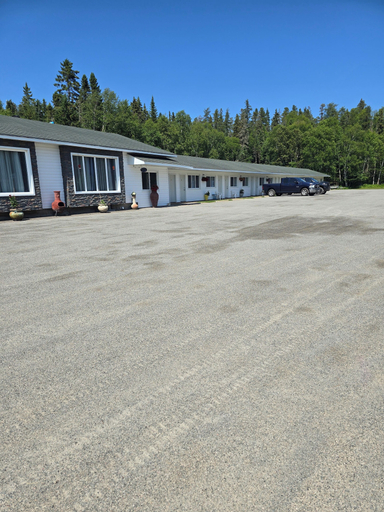 Exterior & Views 2, White Fang Motel, Algoma
