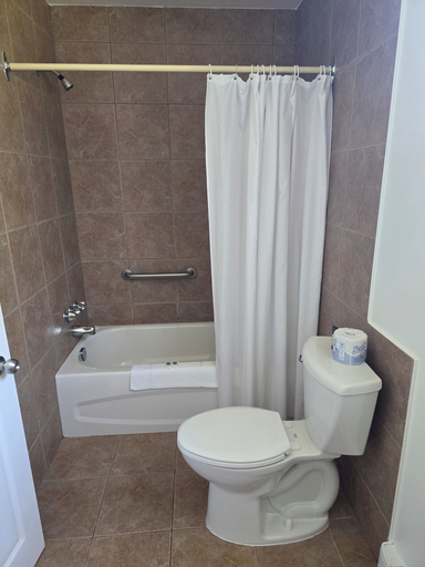 Bathroom 3, White Fang Motel, Algoma