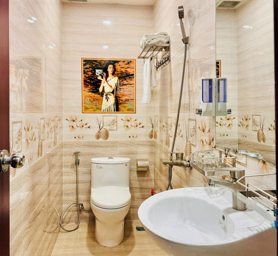 Bathroom 4, Duc Phuc Hotel, Ho Chi Minh City