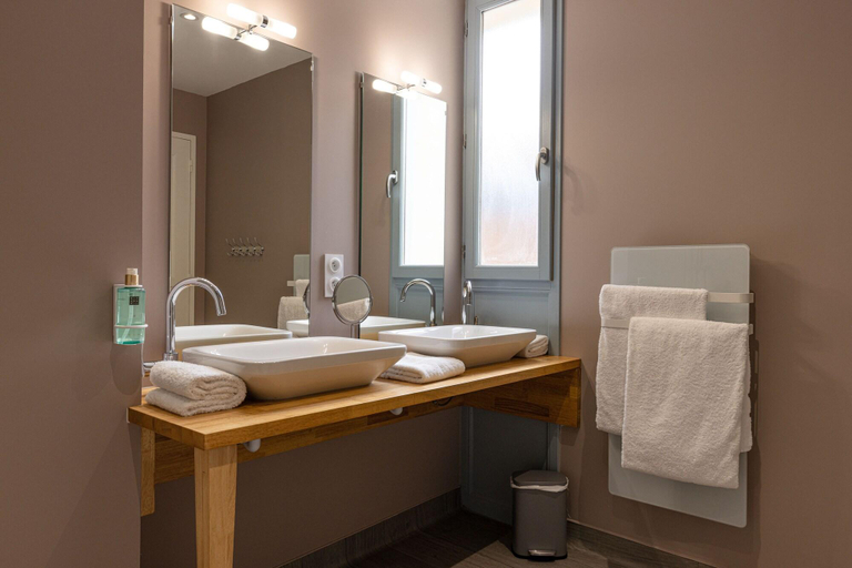 Bathroom 4, Hotel Restaurant Des Augustins, Dordogne